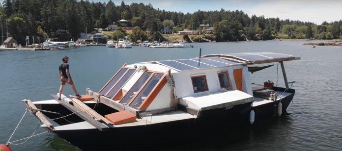 Guy Turns an Old Abandoned Boat Into an Epic Off-Grid Home on Water