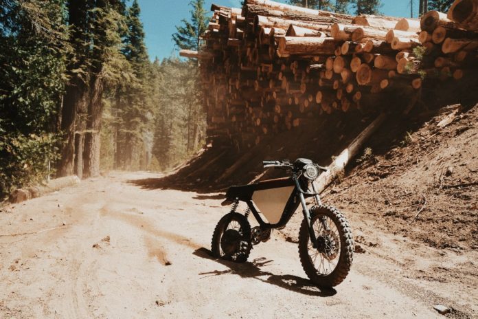 The Onyx RCR Is a Scrambler-Style E-Bike With an Eye-Catching Simple Design