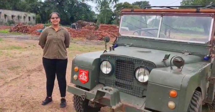 This teenage Indian girl drives a 50 year old Land Rover Series 1 SUV [Video]