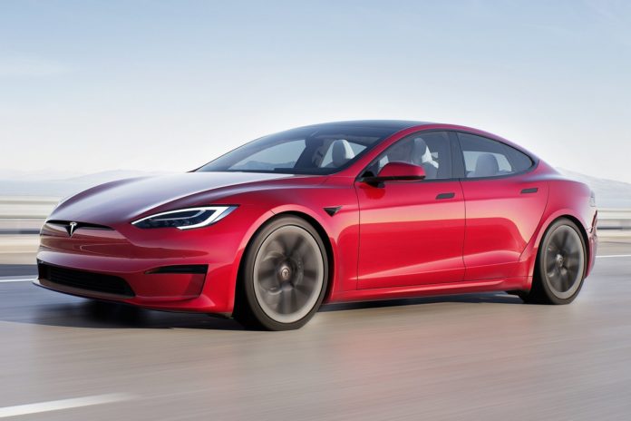 2021-2022 Tesla Model S Side View Driving