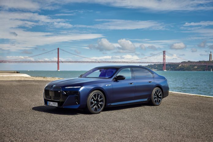 Chasing Speed: BMW i7 M70 Shines in Frozen Tanzanite Blue