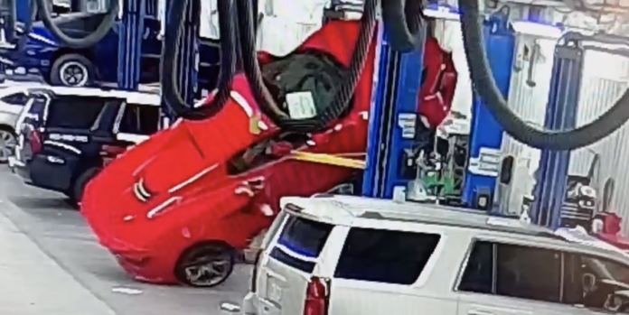 Watch a C8 Corvette Z06 Fall Off a Dealer’s Lift