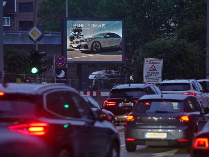 BMW i5: Advertising Banners That Change Based on Traffic Conditions