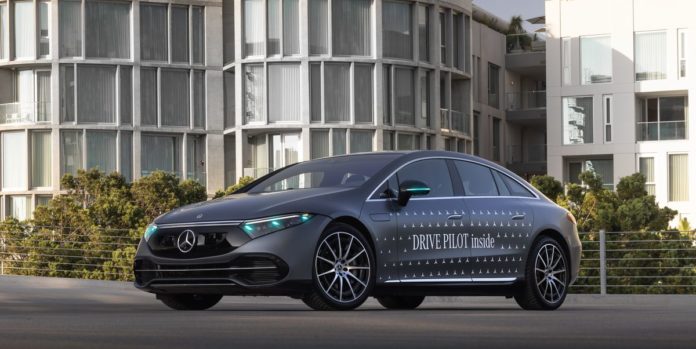 Mercedes Permitted to Use Turquoise Marker Lights for Drive Pilot