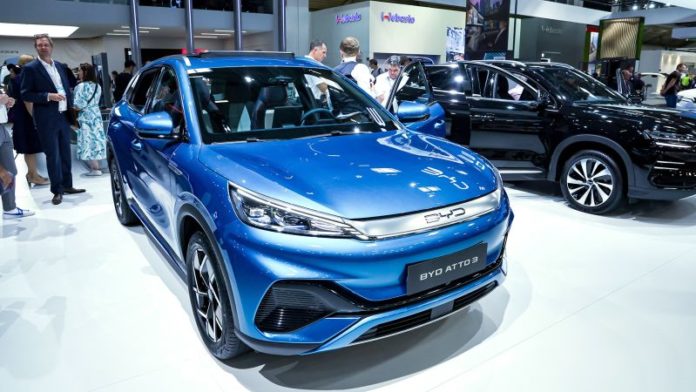 BYD inches closer to overtaking Tesla as world’s top electric car company | CNN Business