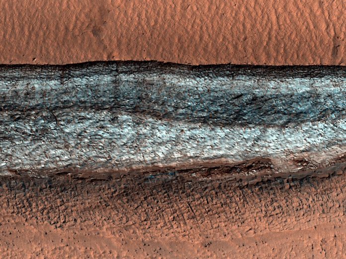 Cut on Martian surface reveals subsurface ice