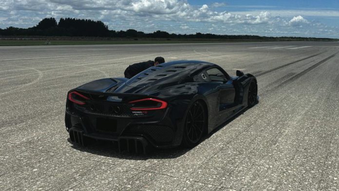 Hennessey Venom F5 Wipes Out In 250 MPH+ Speed Test