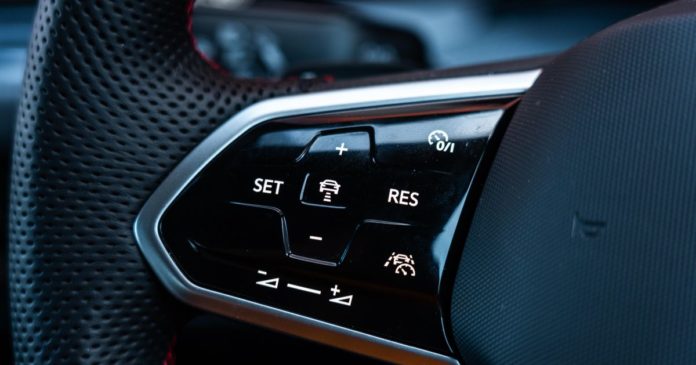 Volkswagen owners claim steering wheel buttons are causing crashes - report