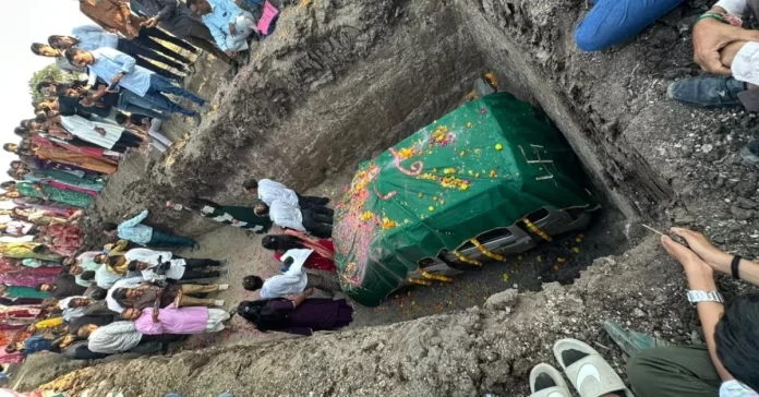 Family Organize Burial For Their ‘Lucky Car’ – A Maruti WagonR: 1,500 People Attend Ceremony [Video]